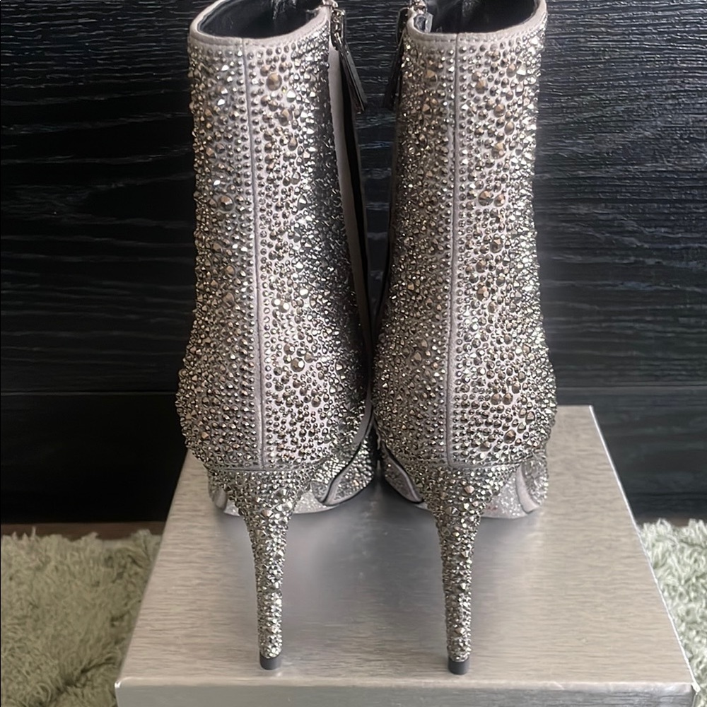 Rene’ Caovilla Silver Heeled Boots with Stiletto Heel and Pointed Toe - Picture 4 of 10